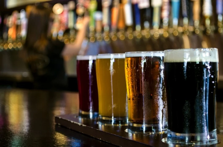 różne gatunki piwa w szklankach
