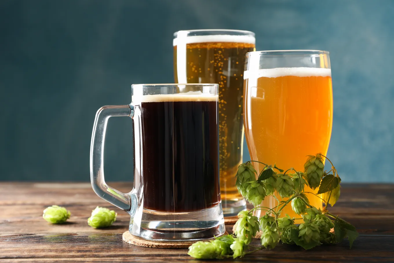 różne rodzaje piwa w szklankach