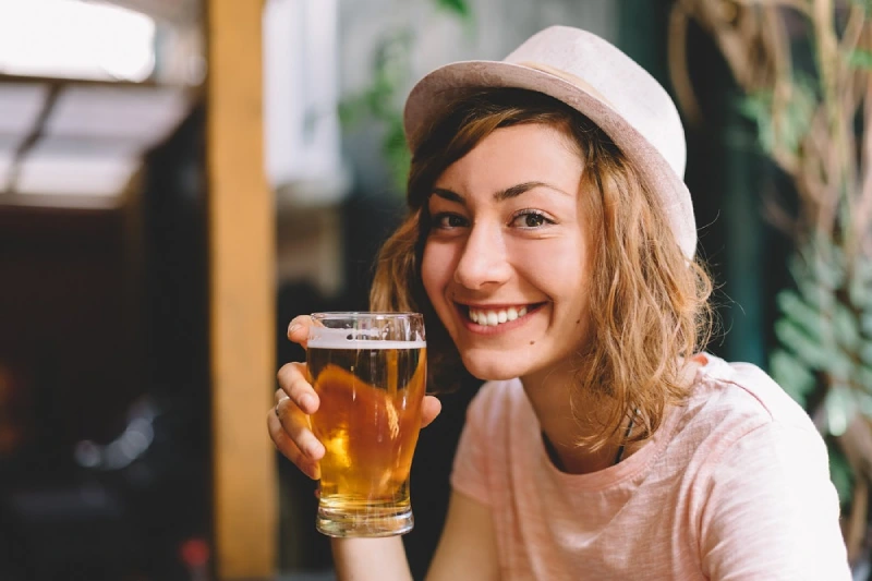 Kobieta trzymająca piwo